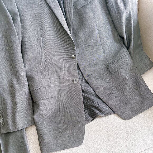 95% NEW CALVIN KLEIN MENS SUIT - Picture 7 of 10